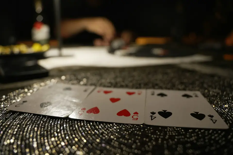 طاولة بوكر الأوراق الثلاث